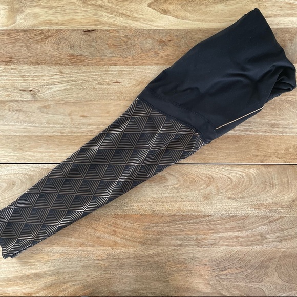 Manduka Leggings with Rose Gold Chevron - Picture 3 of 4